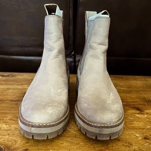 Timberland Women's Courmayeur Valley Chelsea Boots size 8 beautiful and comfy